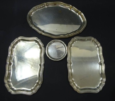 Auktion <br>3 Tabletts und 5 Untersetzer, versilbert, Ø Untersetzter: 9,5 cm, 23,5 x 16 und 28,5 x 19 cm, mit Altersspuren [1]