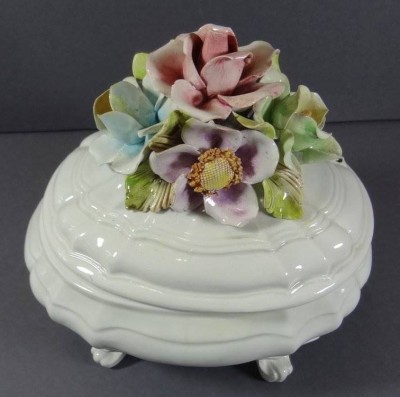 Auktion <br>Deckeldose, Bekrönung Blüten, Made in Italy, H-16 cm, 16x11 cm, minimale Abplatzer an Blütenrändern [1]