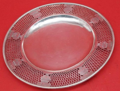 Auktion 364<br>massiver Silberteller um  1830 mit Durchbruchrand, Unterseite Ziermonogramm und Meister-und Stadtpunze (Hamburg?) D-22 cm, , 261 gr [1]