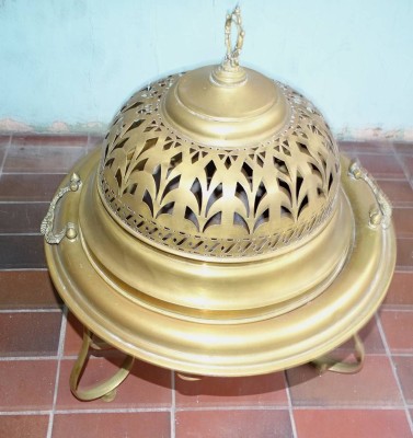 Auktion 365<br>grosser spanischer Brasero (Kohlebecken) auf Dreibein, gut erhalten, H-60 cm, D-48 cm [1]