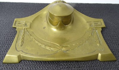 Auktion 365<br>Bronze Tintenfasshalter, 18x22 cm [1]