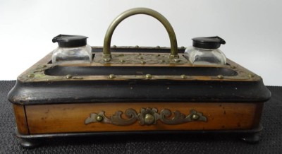 Auktion 365<br>Schreibtischablage mit Schublade, 2 Tintenfässern (1x beschädigt) Messingbeschlägen und Griff, H-14 cm, 30x19 cm [1]
