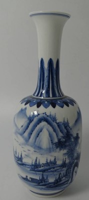 Auktion 345<br>kl. China-Vase, Blaumalerei, H-20 cm [1]