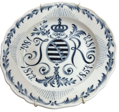 Auktion 364<br>Krönungsteller 1801-1873 Wappen von Sachsen mit Initialien JH, Meissen, 1. Wahl, D-24 cm [1]