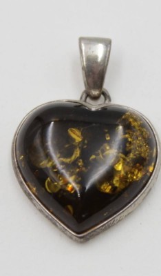 Auktion 361<br>Herzanhänger, wohl Kunststoff in 925er Silberfassung, 4,4gr., 3 x 2,1cm. [1]