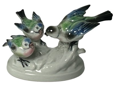 Auktion 350<br>3 Vögel bei der Fütterung, bemalt, H-10 cm, B-19 cm [1]