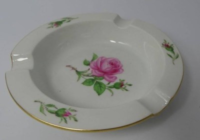 Auktion 350<br>Meissen Aschenbecher mit roter Rose, Schwerter durchschliffen, D-12,5 cm [1]