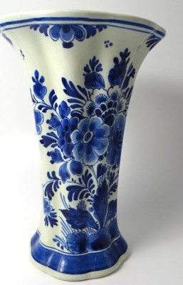 Auktion <br>gr. Delft Vase mit Blaumalerei, H-21 cm [1]