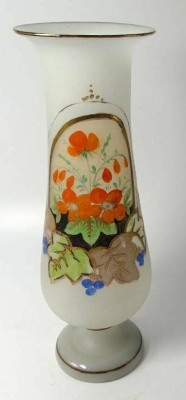 Auktion 346<br>Milch-Glasvase auf Stand, Blumenbemalung, H-27 cm, leicht berieben [1]
