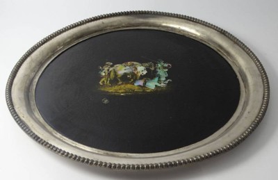 Auktion 374<br>rundes Lacktablett mit breiten, versilberten Rand, Perlmutt-Einlagen, Altersspuren, D-36 cm [1]