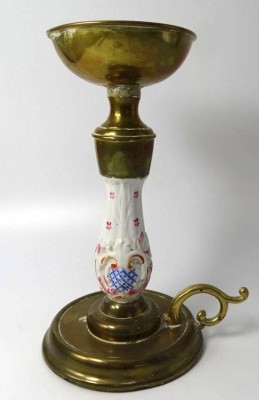 Auktion 346<br>Biedermeier Kerzenhalter mit Keramikschaft und Tragering, Messing, H− [1]