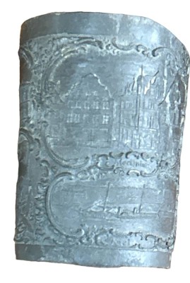 Auktion 351<br>alter  Zinnbecher mit Kiel-Ansichten , Marine Akademie, kgl. Schloss, Mockplatz etc., ungepflegt und angesägt?, H-9,5 cm, 19.Jhd. [1]