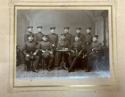 Auktion 347<br>Reservistenfoto, verso beschrieben und dat. 1894, auf Karton, BG 31,5x37,5 cm [1]