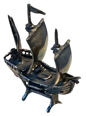 Auktion 347<br>kl. Miniatur-Segelschiff, Silber-925-, H-5,5 cm, L-5 cm, 29,3 gr. [1]