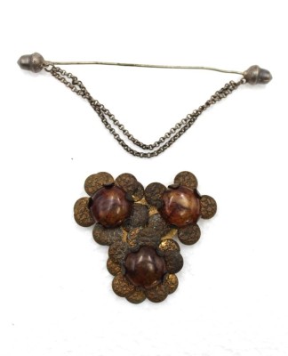 Auktion 347<br>2x div. antik Modeschmuck,  Messingbrosche mit Steinen in Bernsteinart sowie Nadel, Brosche ca. 6 x 6cm. [1]