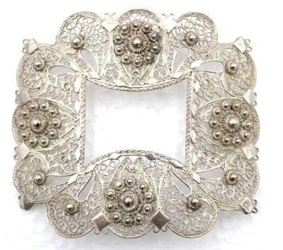 Auktion 347<br>wohl Teil einer Gürtelschnalle, 19. Jhd., filigran, Silber (gepr), 28,5gr., ca. 8 x 7,2cm. [1]