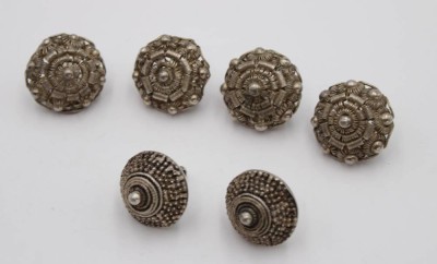 Auktion 347<br>6x div. alte Trachtenknöpfe, Silber, wohl 19. Jhd., zus. 69gr., ca. D-3cm. [1]
