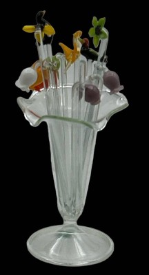 Auktion 347<br>kl. Glasvase mit 12 Cocktail-Spiesse, Bimini Glas, H-ca. 15 cm [1]