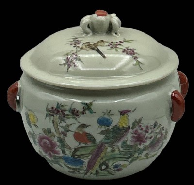 Auktion 369<br>gr. Deckelgefäss, bemalt mit Vögel, China, rote Bodenmarke, Spinne als Deckelbekrönung, chines. beschr5iftet, H-ca. 16 cm, D-ca. 18 cm, Innenrand minimale Abplatzer [1]