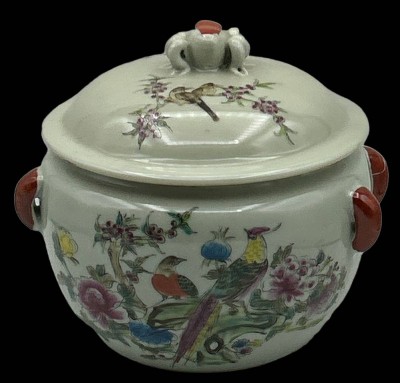 Auktion 369<br>gr. Deckelgefäss, bemalt mit Vögel, China, rote Bodenmarke, Spinne als Deckelbekrönung, chines. beschr5iftet, H-ca. 16 cm, D-ca. 18 cm, Innenrand minimale Abplatzer [1]