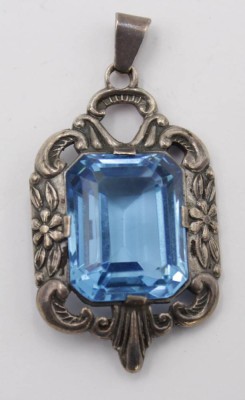 Auktion 347<br>Silberamhänger, Schweden, hellblauer facett. Stein, 30er Jahre, ca. 16,5gr.,  5 x 2,6cm. [1]