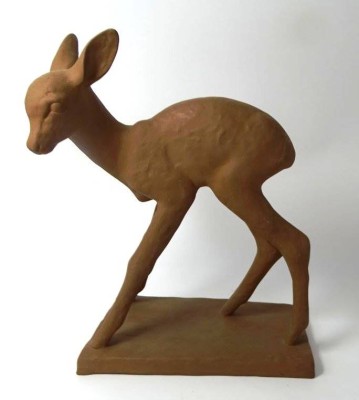 Auktion 366<br>gr. Terrakotta-Reh, Karlsruhe, Entw. Else Bach, H-26 cm, L-22 cm [1]
