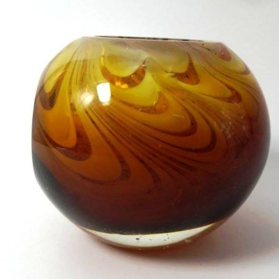 Auktion 347<br>Kunstglasvase, eine Seite flach, H-10 cm, D-10 cm [1]
