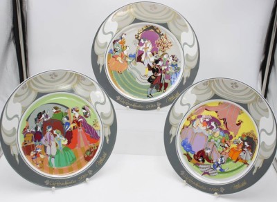 Auktion 347<br>3x Wandteller, Rosenthal studio-linie, Der Rosenkavalier, 1.-3. Akt, Björn Wiinblad, je D-31,3cm. [1]