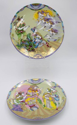 Auktion 347<br>2x gr. Wandplatten, Rosenthal, Die Zauberflöte, 1. Akt 1. Szene, 2 Akt letzte Szene, Björn Wiinblad, je D-32,5cm. [1]