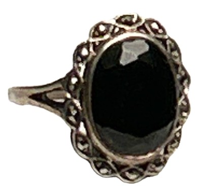Auktion 347<br>Silberring-925-, facett. schwarzer Stein goldumrandet? RG 55, 3,8 gr. [1]