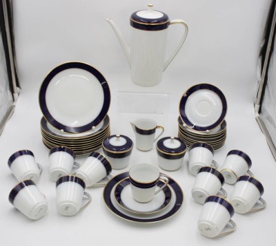 Auktion 376<br>Kaffeeservice, Hutschenreuther, Kobalt-u. Goldrand, kompl. für 10 Personen (11x Kaffetassen 1x bestossen), Kanne H-24cm, Tasse H-6,5cm. [1]
