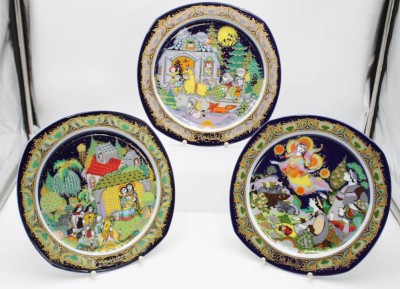 Auktion 347<br>3x Weihnachtsteller, Rosenthal, 1991, 1983 u. 1984, Björn Wiinblad, je D-29,5cm. [1]