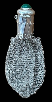 Auktion 347<br>Silber Kleingeldbeutel, Deckel mit gr. Stein (Malachit?), L-ca. 10 cm, 29  gr [1]