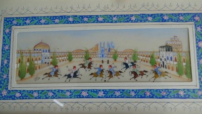 Auktion 372<br>persische Miniaturmalerei, Polospieler, ger/Glas, Rahmen beschädigt, RG 23,5x14 cm [1]