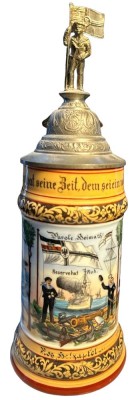 Auktion 347<br>Marine Reservistenkrug für Res. Holzapfel, Zinndeckel mit Marinesoldat  und Adler, Dienstzeit-Daten am Sockel umlaufend, unlesbar berieben