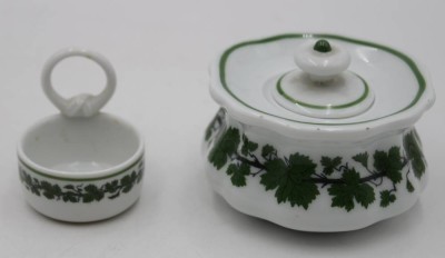 Auktion 347<br>Tintenfass, Meissen, Schwertermarke, Weinlaubdekor, sowie Teile eine Menage (bestossen) wohl ebenfalls Meissen, Tintenfass H-6,5cm D-9cm. [1]