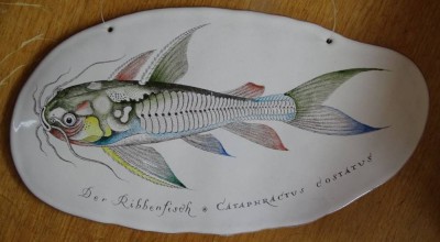 Auktion 347<br>Siegfried MÖLLER (1896-1970), Plön , 1959/1960, 7x Fajence Keramikplatten mit Fischdarstellungen, alle betitelt und verso signiert, 6x gut erhalten, 1x mit Chip, ca. 26,5x15 cm [1]