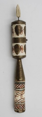 Auktion 347<br>Gebetsmühle, wohl Tibet, Bein mit Messingmonturen, Kette fehlt, ca. L-27cm. [1]