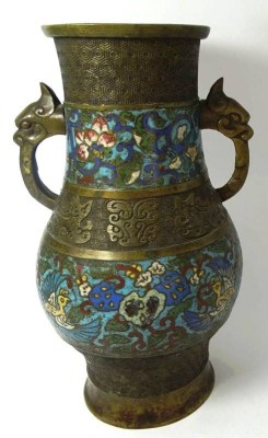 Auktion 358<br>hohe Bronze-Cloisonne-Vase, Griffe Drachenköpfe, älter`?, H-30 cm [1]
