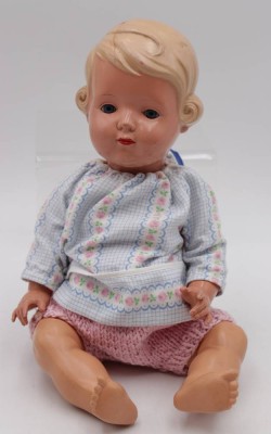 Auktion 370<br>2x div. Mädchenpuppen, Schildkrötpuppe, Inge, älter, Kopf wohl restauriert, H-36,5cm, Körper wohl erneuert und Mädchenpuppe, Minerva, Zelluloid, rechter Arm beschädigt, ca. H-35cm. [1]