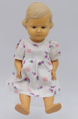 Auktion 370<br>2x div. Mädchenpuppen, Minerva, Zelluloid, ca. H-34,5cm, Kopf und  Körper gerissen und Mädchenpuppe, ungemarkt, älter, Mamastimme defekt, Körper gerissen, H-35cm. [1]
