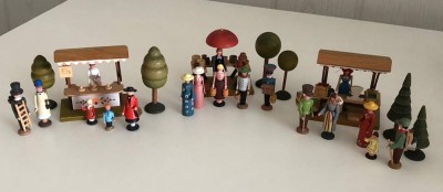 Auktion 347<br>Wochenmarkt, Seiffen, Gläßer Kunsthandwerk, guter Zustand, ca. H-7,5cm. [1]