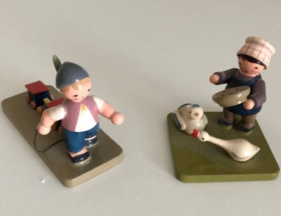 Auktion 347<br>Erzgebirge Seiffen, KWO-Kunstgewerbe Werkstätten Olbernhau, Junge mit Bimmelbahn, Mädchen mit Gans und Ente, 90er Jahre, ca. H-5,2cm. [1]