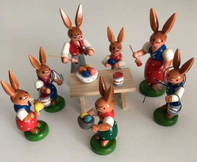 Auktion 347<br>Erzgebirge, Seiffen Fa. Esco, Hasenfamilie beim Eiermalen, 90er Jahre, H-7,7cm [1]