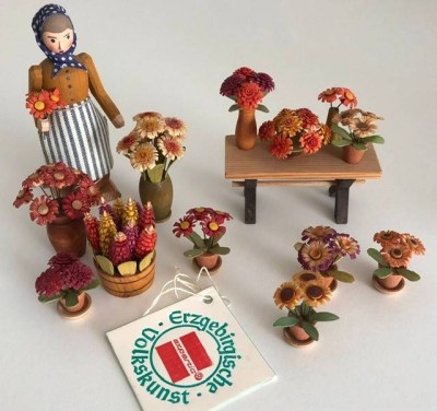 Auktion 350<br>Erzgebirge - Kunstwerkstatt Leichsenring Seiffener Blumenmarkt, gedrechselt, vollständiger Satz, ca. H-10,2cm. [1]