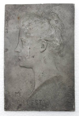 Auktion 347<br>Reliefplatte, Lily Trefftz, Leipzig 1903, Jul. Genthe fec., wohl Bronze, Altersspuren, 18 x 12cm. [1]