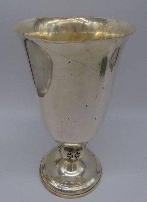 Auktion 347<br>Flaschenkühler auf Stand, versilbert, Rand mit kl. Dellen, H-32 cm, D-19 cm [1]