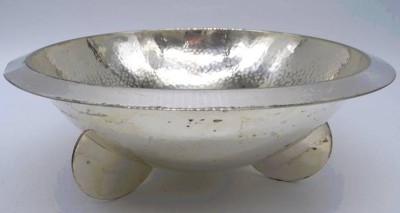 Auktion 347<br>gr. verilberte Art Deco Schale, Hammerschlagdekor, gut erhalten, H-9 cm, D-25 cm [1]