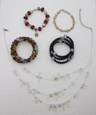 Auktion 348<br>4x Modeschmuck-Armbänder, 1x in Pandora-Art mit Silbercharms, sowie 1x Collier, ca. L-45cm. [1]