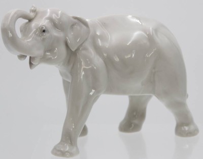 Auktion 348<br>Elefant von Heubach, Weißporzellan, ca. H-12cm L-18cm. [1]